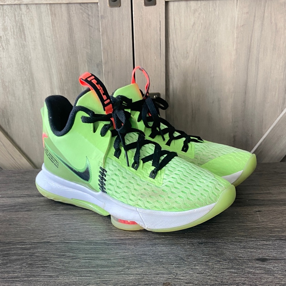 Nike Basketball Sneakers Lebron James Witness 5 Grinch Size 10.5